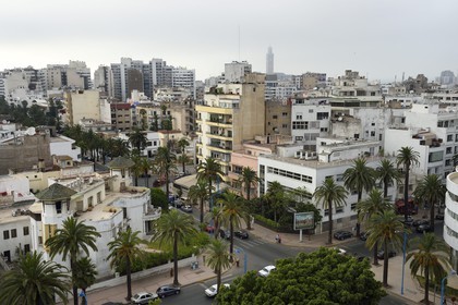Maroc, Casablanca, villa dite des Tourelles à l'angle de la rue d'Alger et du boulevard Rachidi, architecte Marius Boyer (1930), et la Grande Mosquée Hassan II en arrière plan