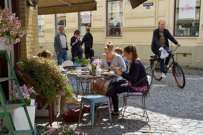 Sweden, Västra Götaland, Göteborg (Gothenburg), Haga district, the Petit Café terrace in Haga Nygata street