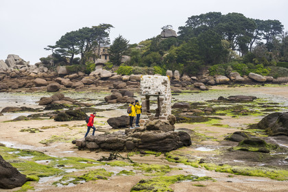 France, Cotes-d'Armor, Cote de Granit Rose, Perros-Guirec, Ploumanac'h, Saint-Guirec oratory on Saint-Guirec beach at low tide