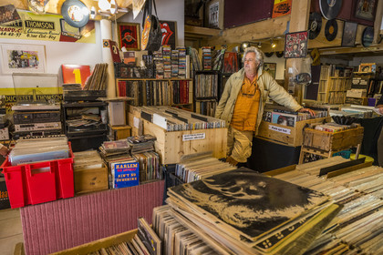France, Hérault (34), Sète, Pascal Larderet qui dirige la boutique de disques vinyles Discomaniaks dans la rue de Tunis