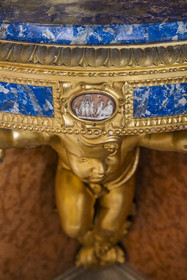 Italie, Ligurie, Gênes, palais des Rolli classés Patrimoine Mondial de l'UNESCO, le palazzo Interiano Pallavicino construit en 1567, meuble d'angle avec dessus en lapis-lazuli