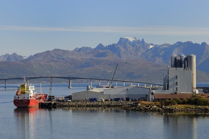 Norvège, Nordland, iles des Westeralen, pont de Sortland et le mont Moysalen 1262m sur la côte sud de l'ile Hinnoya
