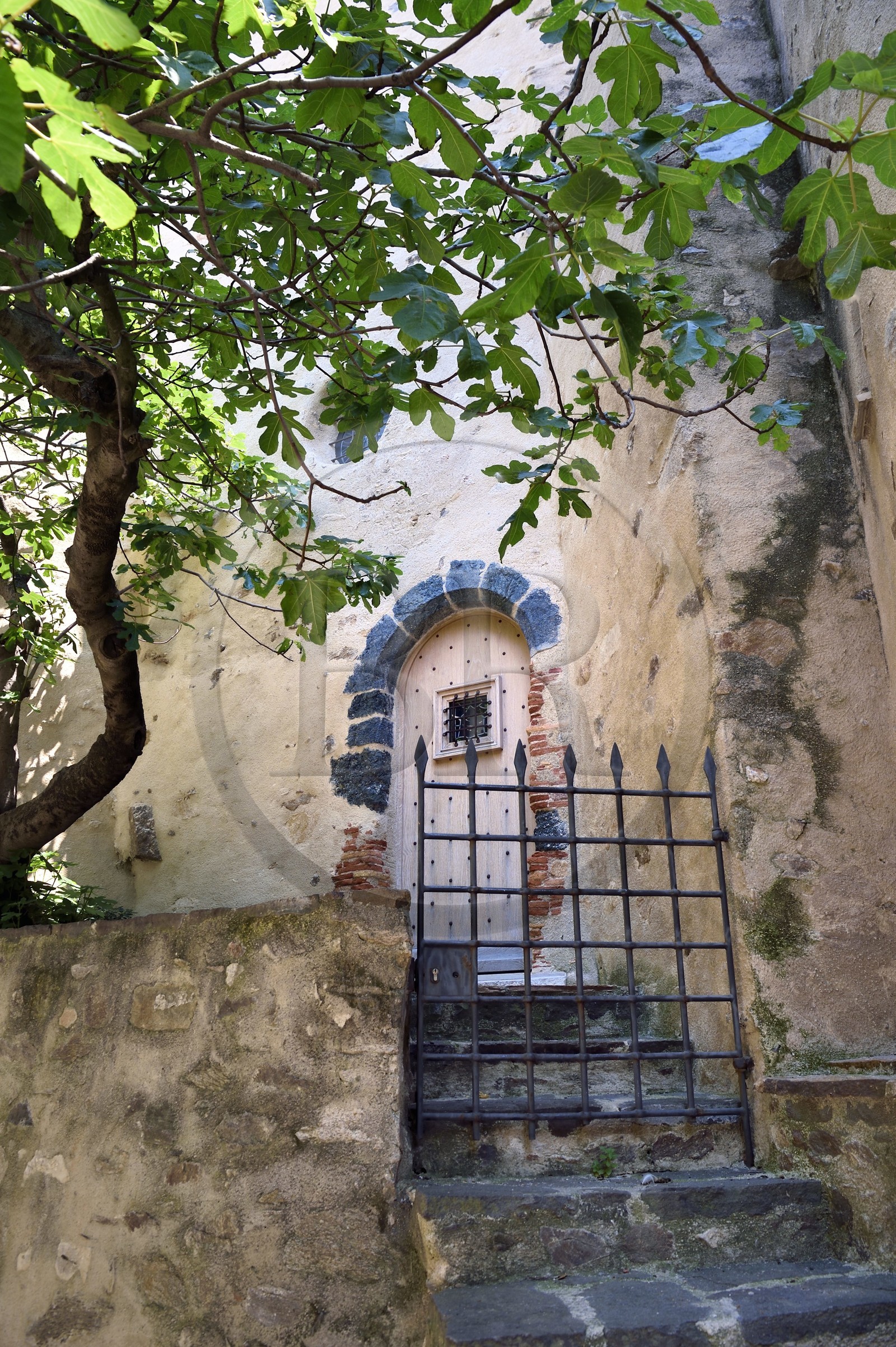 France, Var (83), Saint-Tropez, entrée arrière de la Tour Jarlier