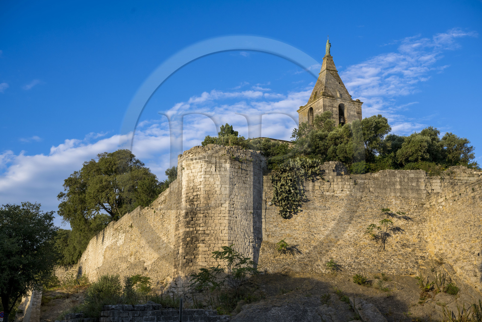 France, Bouches-du-Rhône (13), Arles, les remparts classés Patrimoine Mondial de l'UNESCO, vestiges des murs d'enceinte de l'ancien castrum de la colonie romaine d'Arelate datant du Ier siècle et l'église Notre-Dame-de-la-Major