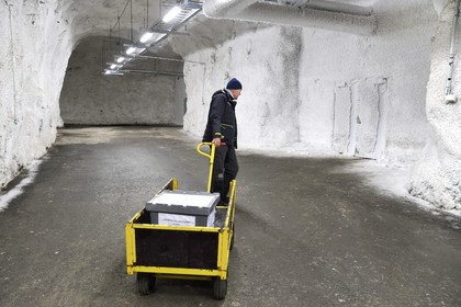 Norvège, Svalbard, Spitzberg, Longyearbyen, la Réserve mondiale de semences du Svalbard (banque de graines du Global Seed Vault), antichambre des 3 zones de stockage creusée dans la roche et à une température constante de -4°C fournie par le permafrost, porte d'accès à la salle de stockage maintenue artificiellement à -18°C