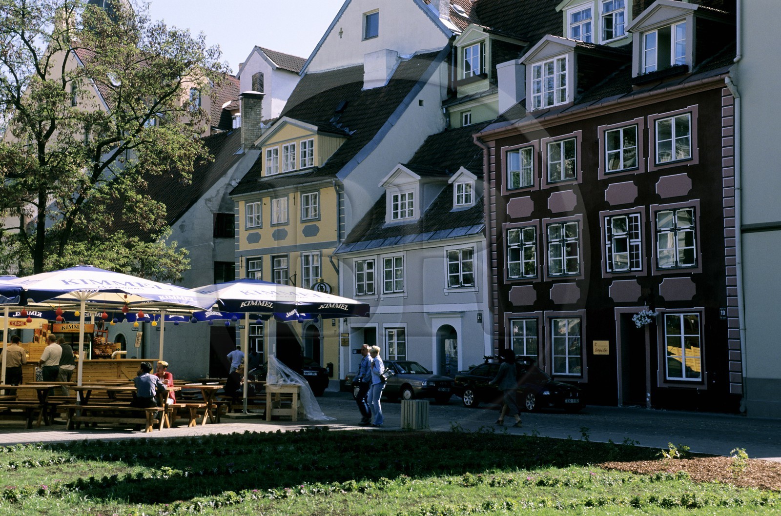 Lettonie (Pays Baltes), Riga, anciennes maisons rue Meistaru et terrasse de café