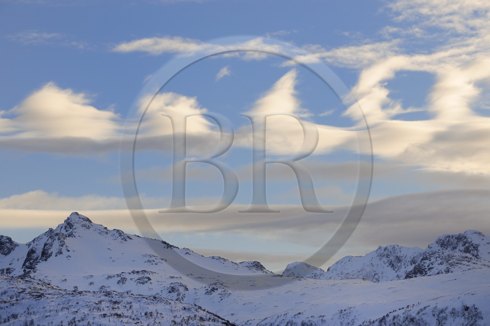 Norvège, Nordland, Îles Lofoten, curieux nuages et paysage dans l'ile de Vestvagoy en hiver