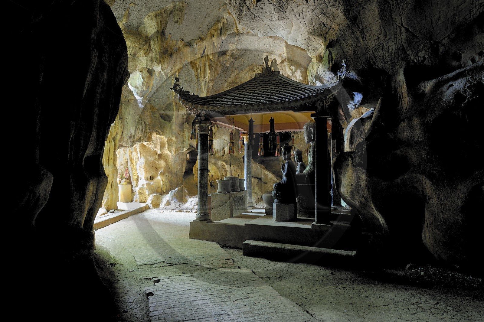 Vietnam, province de Ninh Binh, pagode partiellement troglodytique de Bich Dong, temple de la grotte