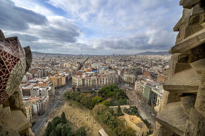 Espagne, Catalogne, Barcelone, quartier de l'Eixample, basilique de la Sagrada Familia de l'architecte du modernisme catalan Antoni Gaudi classée Patrimoine Mondial de l'UNESCO, vue sur la ville depuis une des tours de la facade de la Passion à l'ouest