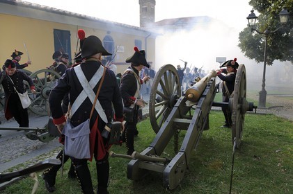 Italie, Ligurie, Sarzana, Napoleon Festival, soldats français de la Grande Armée faisant feu au canon sur l'ennemi autrichien aux abords de la Citadelle (forteresse Firmafede)