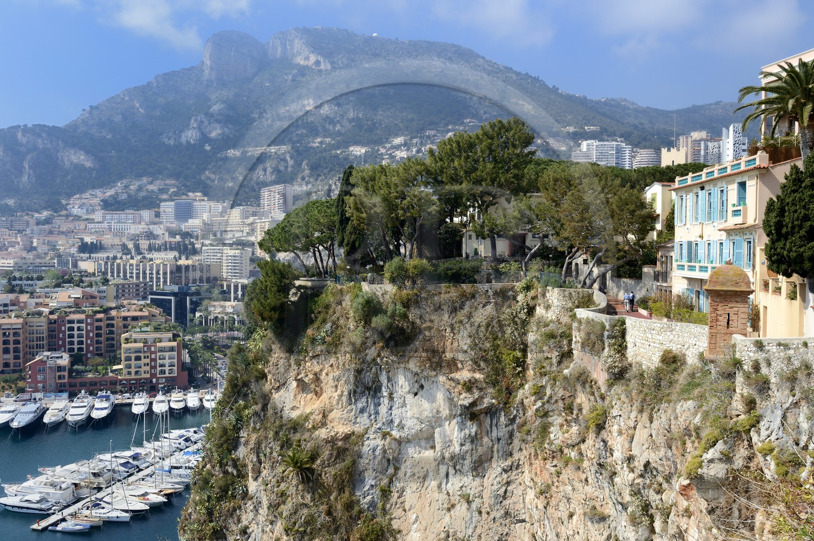 Principauté de Monaco, Monaco, la ruelle Sainte Barbe sur le Rocher à droite et le Port de Fontvieille