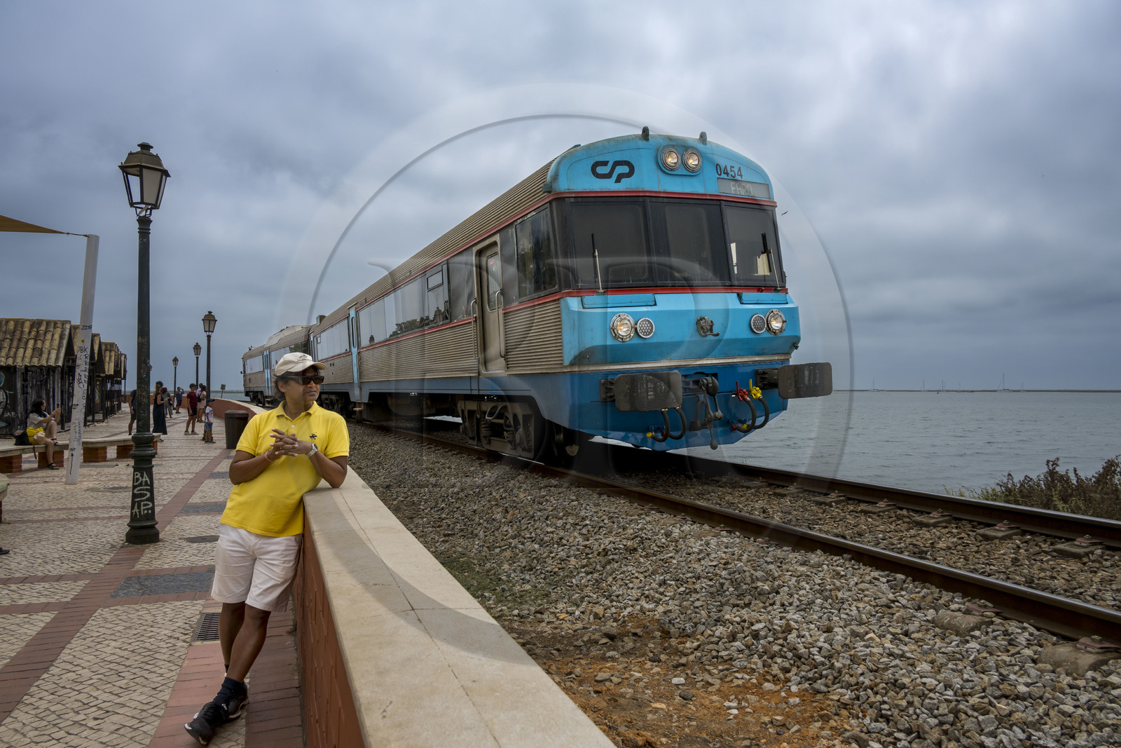 Portugal, Algarve, Faro, la ligne ferroviaire de l'Algarve (Linha do Algarve) qui relie la ville de Lagos à celle de Vila Real de Santo Antonio en bordure du Parc naturel de la Ria Formosa