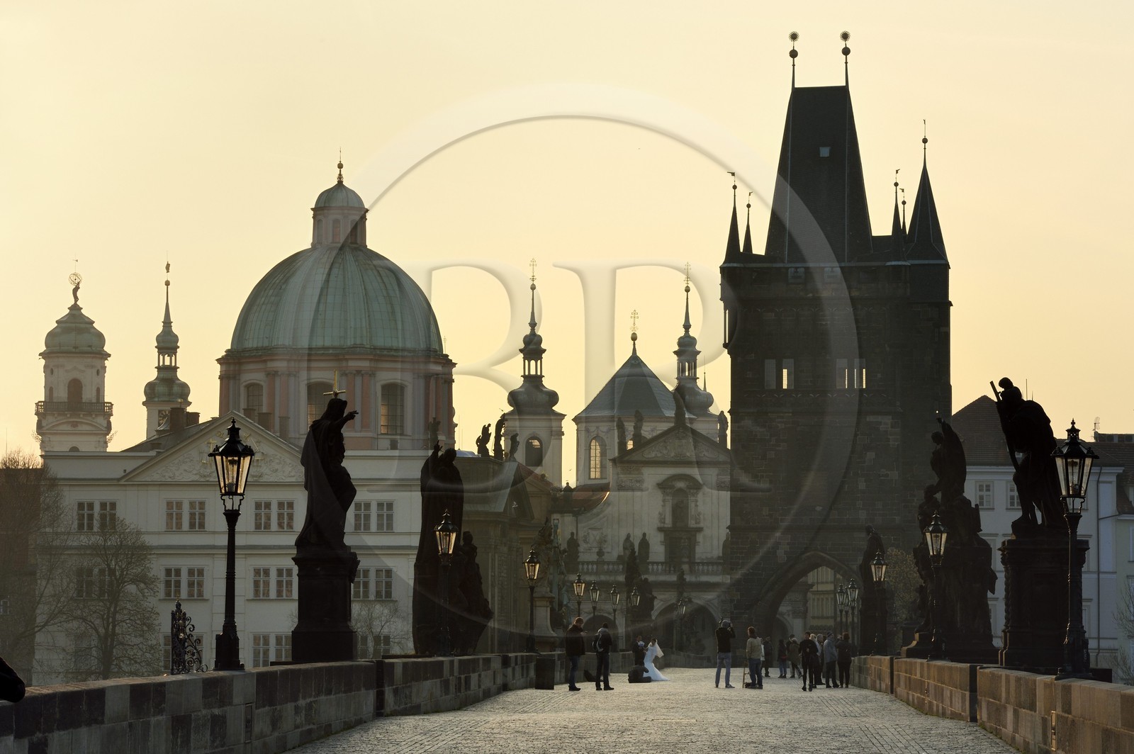 République Tchèque, Prague, centre historique classé Patrimoine Mondial de l'UNESCO, le pont Charles (Karluv Most ou Karlov Most), en arrière plan la vieille ville (Stare Mesto) avec l'église Saint-François d'Assise à gauche et l'église Baroque Saint-Sauveur dans le Clementinum