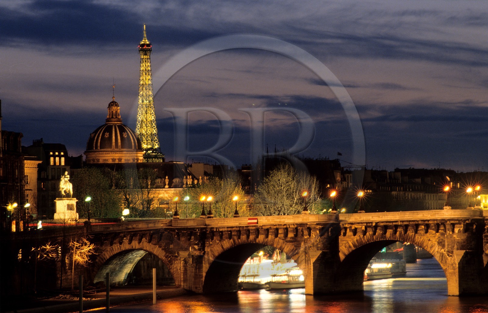 France, Paris (75), les rives de la Seine, classées Patrimoine Mondial de l'UNESCO, Pont Neuf, la Tour Eiffel illuminée (© SETE-illuminations Pierre Bideau)