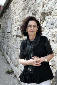 France, Var (83), Toulon, la base navale (Arsenal), Cristina Baron, administrateur et conservateur du musée national de la Marine, devant les vestiges du mur d'enceinte de l'arsenal construit à partir de 1685 sur ordre de Vauban