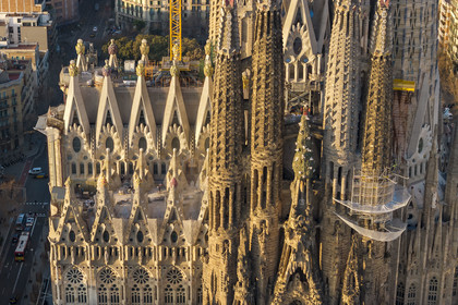 Espagne, Catalogne, Barcelone, quartier de l'Eixample, basilique de la Sagrada Familia de l'architecte du modernisme catalan Antoni Gaudi classée Patrimoine Mondial de l'UNESCO, sommets surmontés de mosaïques en forme de fruits entourant le chantier sur le toit de la nef ici côté facade de la Passion