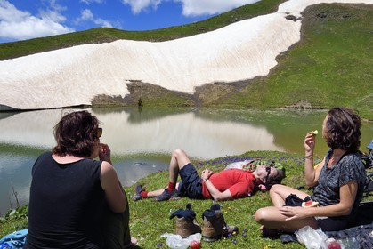 Géorgie, Haute Svanétie (Zemo Svaneti), Mestia, randonneurs au lac Koruldi sur les contrefort du mont Ouchba (Ushba)