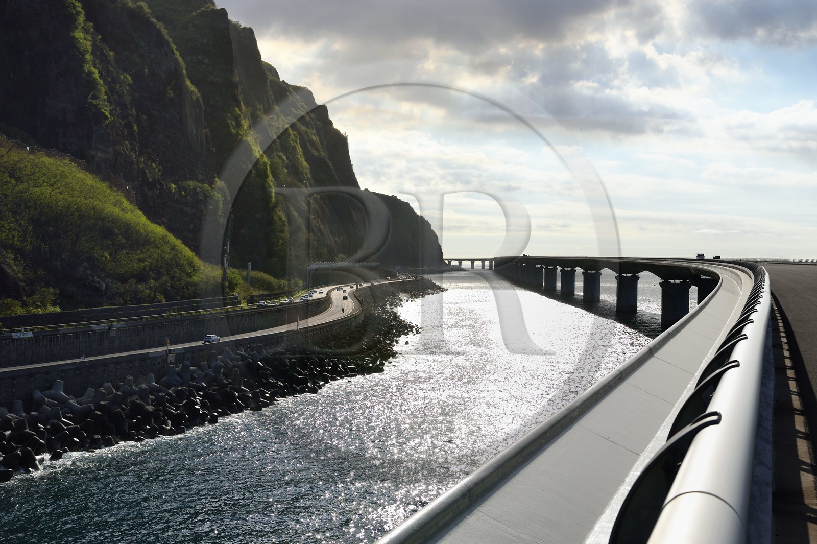 France, Ile de la Reunion, Saint-Denis, l'ancienne route nationale toujours sous la menace de chutes de pierres et la Nouvelle Route du Littoral (NRL) sur la droite, viaduc maritime long de 5,4 km entre la capitale Saint-Denis et le principal port de commerce à l’Ouest