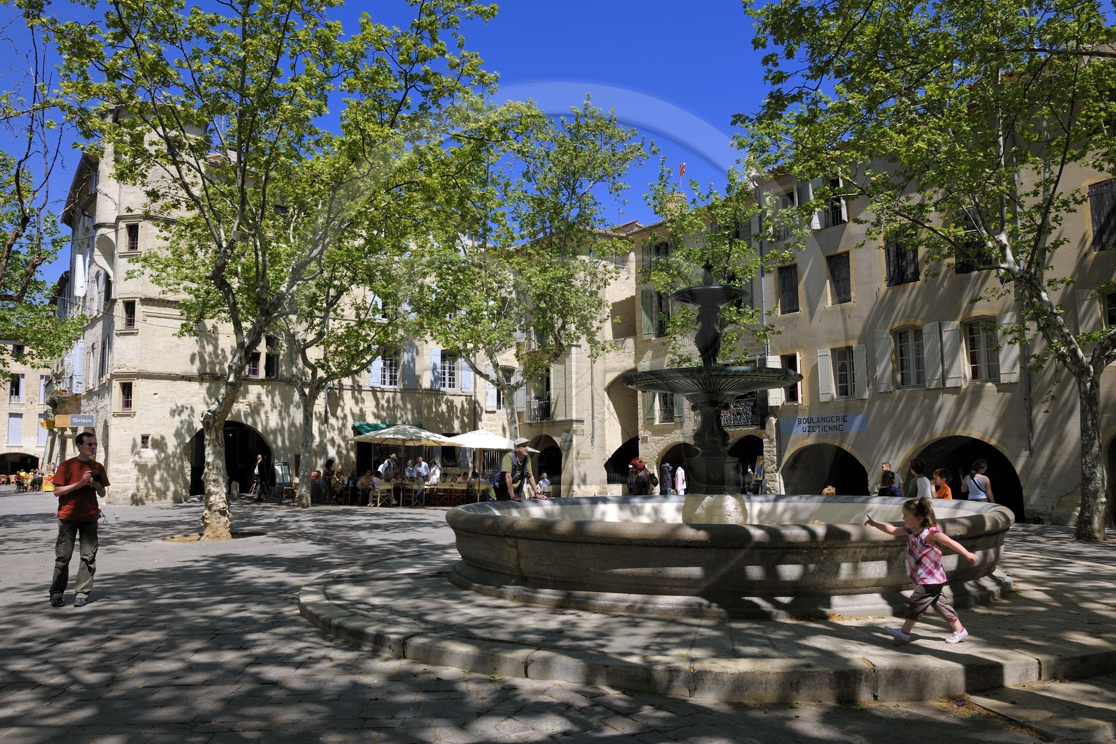 France, Gard (30), Uzès, classée ville d'art et d'histoire, la Place aux Herbes entourée de maisons à arcades et ses terrasses de café