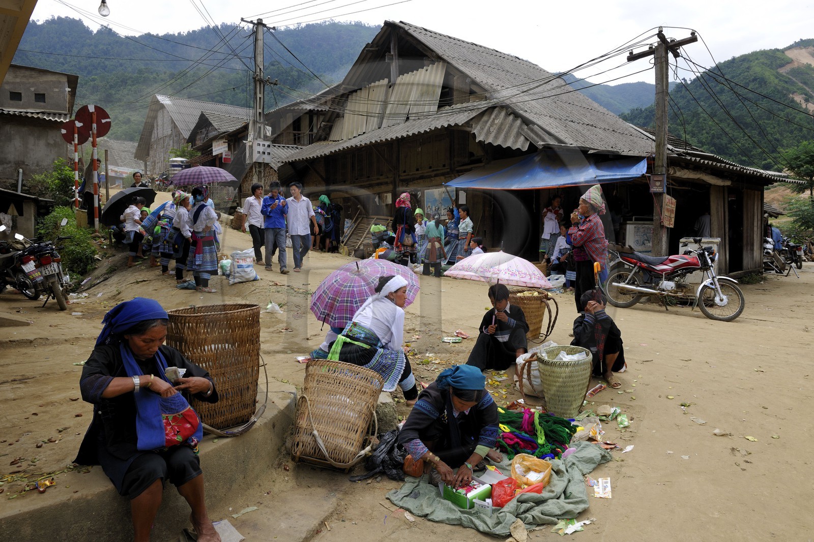 Vietnam, Lao Cai province, North-West Sapa district, multi-ethnic market at Muong Hum