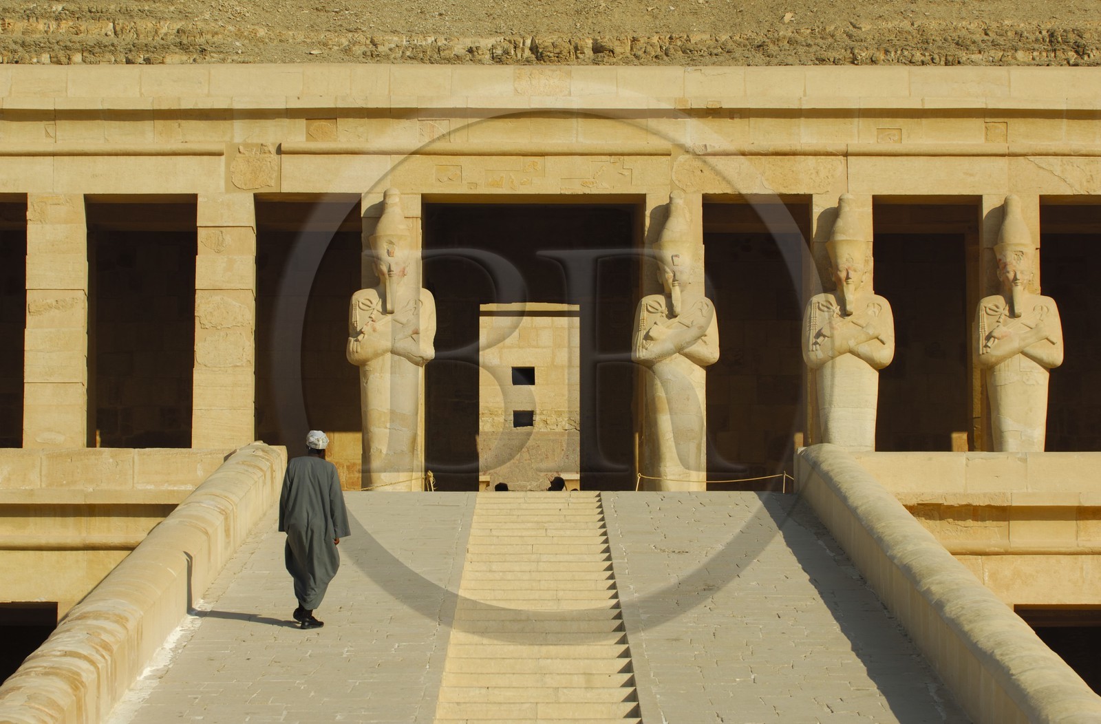 Egypte, Haute Egypte, vallée du Nil, environs de Louxor, nécropole thébaine classée Patrimoine Mondial de l'UNESCO, Thèbes Ouest, Deir el Bahari, temple d'Hatchepsout, piliers osiriaques