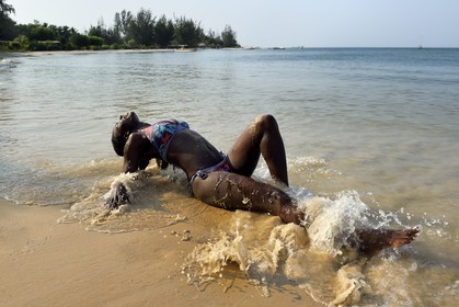 Gabon, province de l'Estuaire, plage de la Pointe Denis qui fait face à Libreville de l'autre côté de l'Estuaire du Gabon