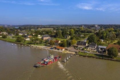 France, Seine-Maritime (76), Pays de Caux, Parc naturel régional des Boucles de la Seine normande, traversée du bac auto sur la Seine à Jumièges dont l'abbaye est en arrière plan