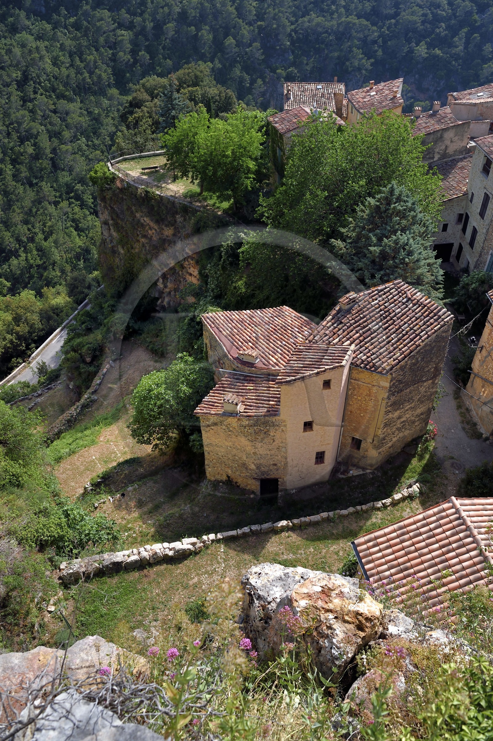 France, Var, the Dracenie, old mule path to the village of Chateaudouble overlooking the gorges on the Nartuby river