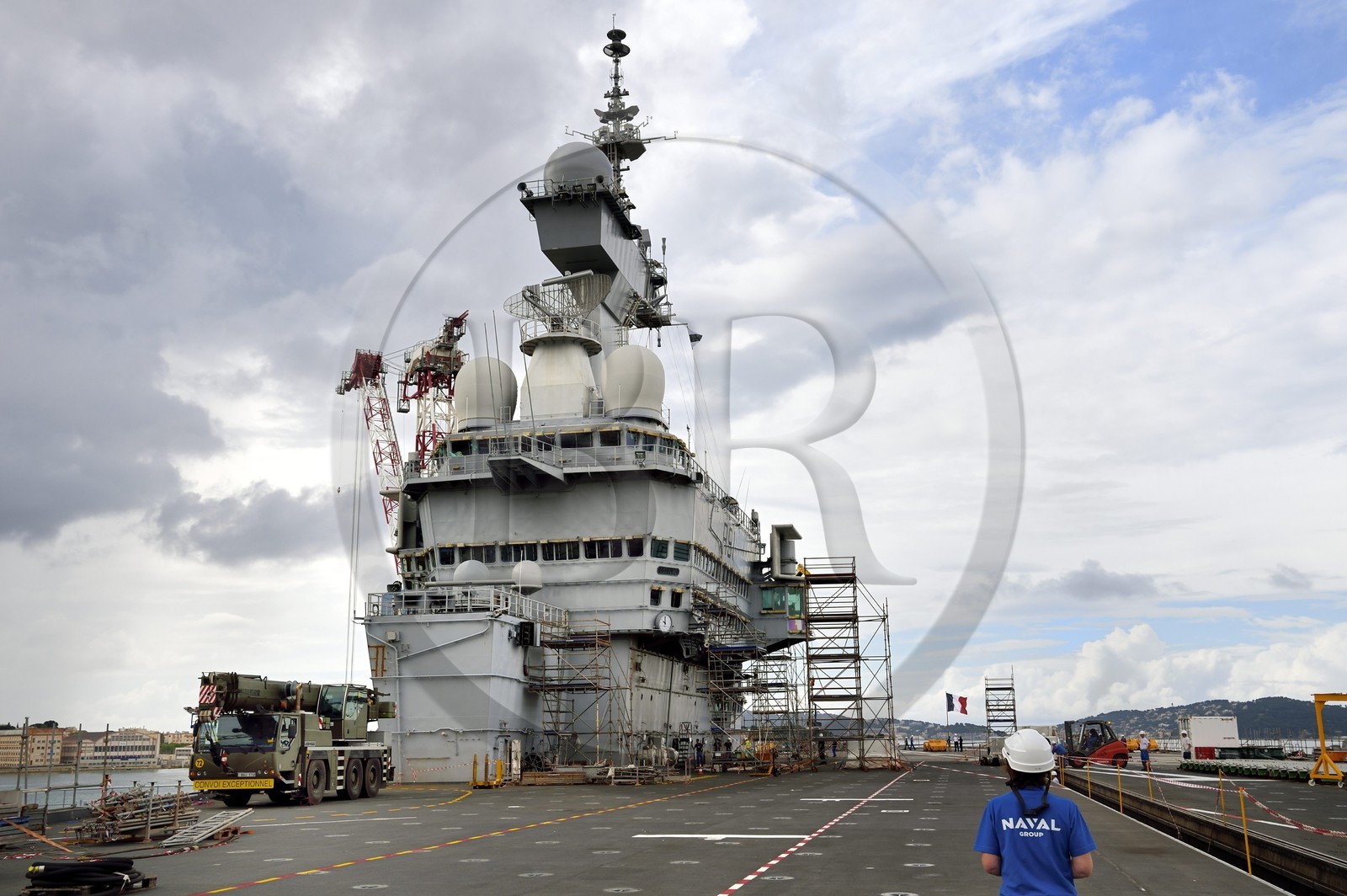 France, Var (83), Toulon, la base navale (Arsenal), le porte-avions à propulsion nucléaire Charles de Gaulle en rénovation de mi-vie, le pont d'envol et l'ilot central