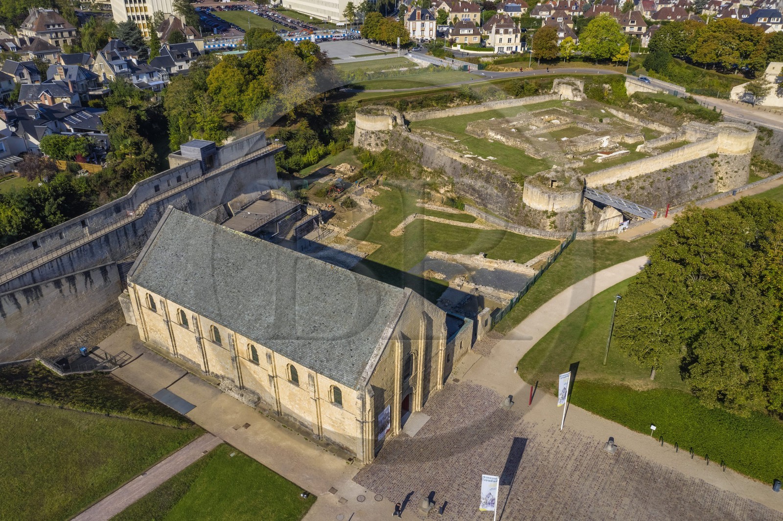 France, Calvados (14), Caen, le château ducal de Guillaume le Conquerant, la salle de l'Echiquier et les ruines du donjon en arrière plan (vue aérienne)