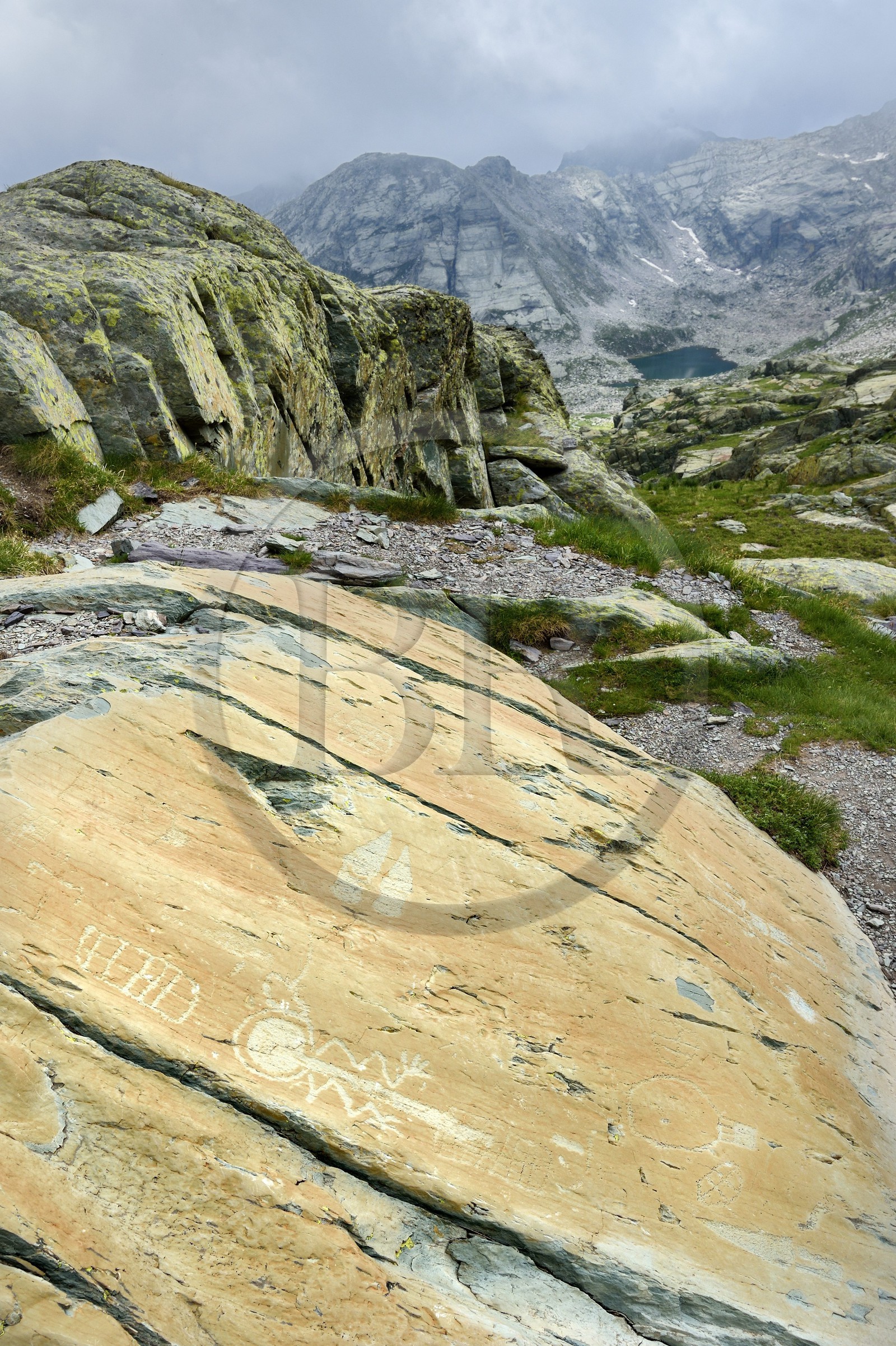 France, Alpes-Maritimes (06), parc national du Mercantour, Vallée des Merveilles parsemée de milliers de gravures rupestres de l'Age de bronze, Pas de l'Arpette, gravure baptisée l'Anthropomorphe aux bras en zigzag, un réticulé de cases qui symboliserait les champs cultivés à gauche et deux poignards