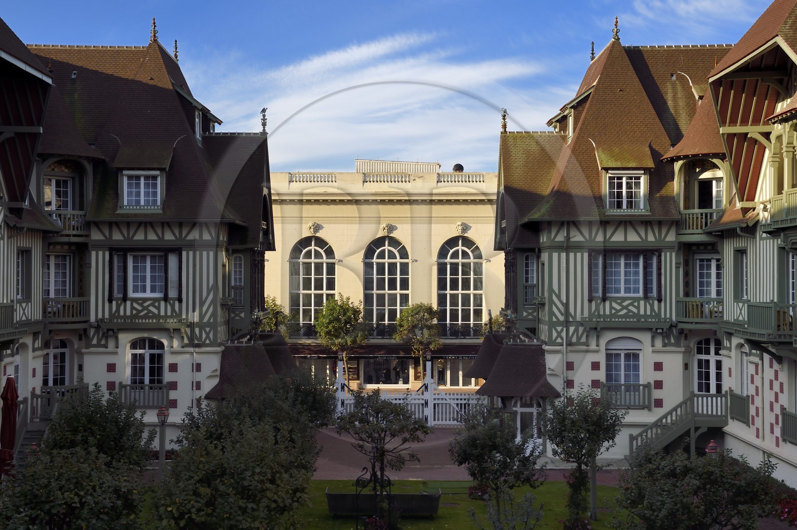 France, Calvados (14), Pays d'Auge, Deauville, le casino et l'Hotel Normandy Barriere au premier plan