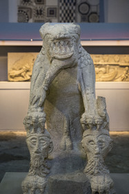 France, Vaucluse (84), Avignon, Musée Lapidaire installé dans une ancienne chapelle du collège des jésuites, collections archéologiques du musée Calvet, statue d'une créature fabuleuse androphage ithyphallique, probable oeuvre funéraire gauloise du Ier siècle av. J.C.