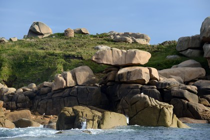 France, Côtes-d'Armor (22), Côte de Granit Rose, Perros-Guirec, Ploumanac'h, ancien poste d'observation de douanier à la pointe de Squewel France, Cotes-d'Armor, Cote de Granit Rose (the Pink Granite coast), Perros Guirec, Ploumanach, former custom watchsite at the Pointe de Squewel