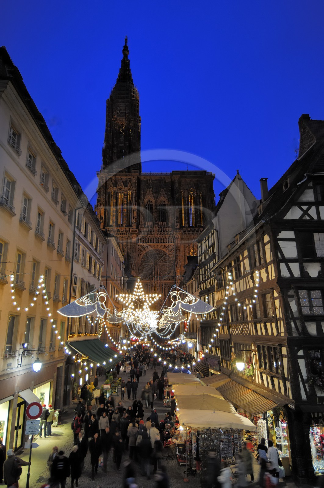 France, Bas Rhin (67), Strasbourg, la cathedrale a Noel au bout de la rue Merciere