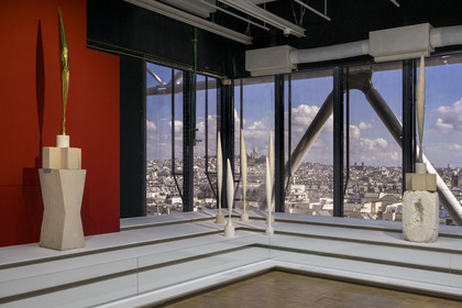 France, Paris (75), quartier des Halles, le Centre Pompidou aussi apellé Beaubourg, Musée National d'Art Moderne (MNAM), exposition retrospective Brancusi, L'Envol, sculptures de la série des Oiseaux dans l'Espace, en arrière plan la basilique du Sacré-Coeur sur la butte Montmartre