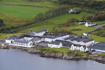 Royaume-Uni, Ecosse, Hébrides intérieures, Ile de Islay, Port Ellen, distillerie de whisky Ardbeg (vue aérienne)