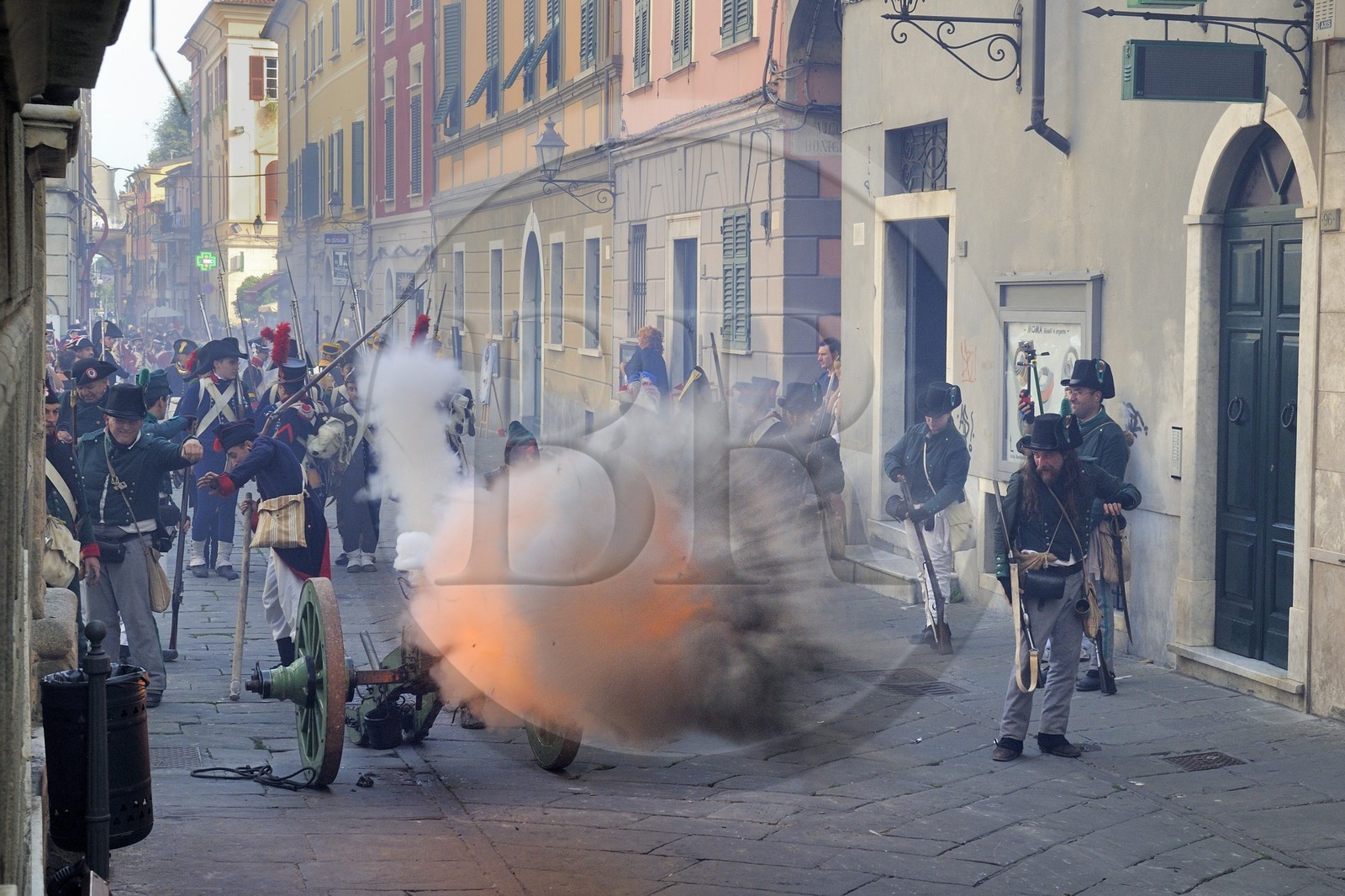 Italie, Ligurie, Sarzana, Napoleon Festival, soldats français de la Grande Armée faisant feu au canon sur l'ennemi autrichien dans la Via Mazzini rue principale de la vieille ville