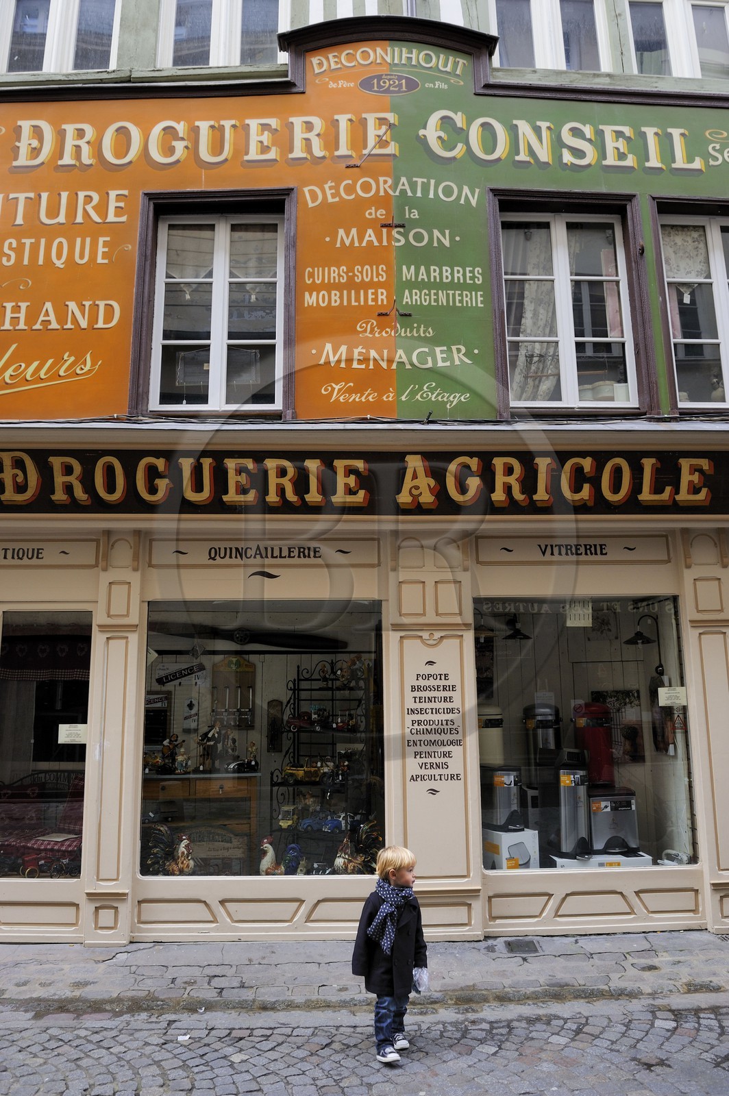 France, Seine-Maritime (76), Rouen, devanture traditionnelle de la droguerie Deconihout rue du Gros Horloge et rue Ecuyère