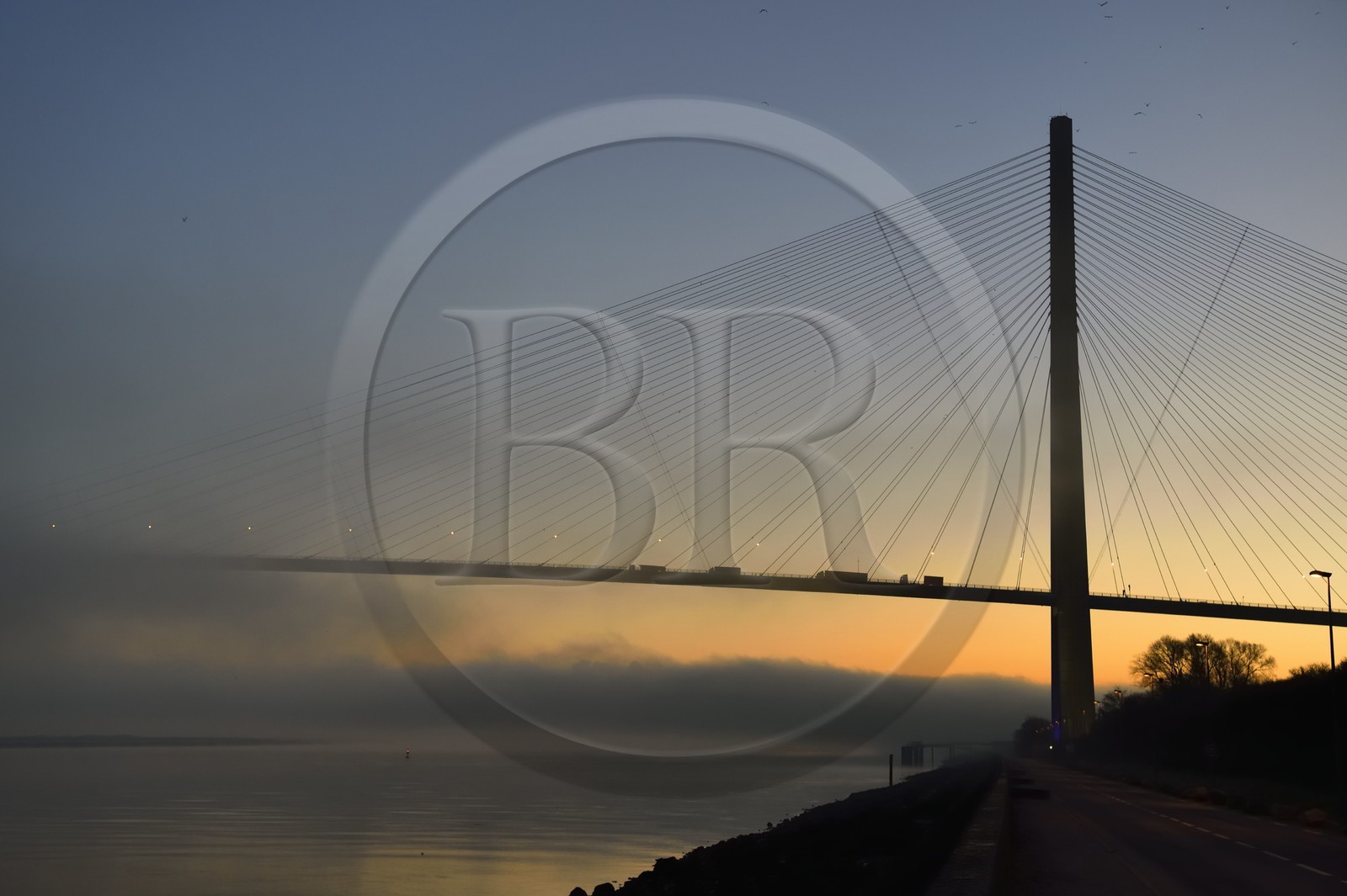 France, entre Calvados (14) et Seine-Maritime (76), le Pont de Normandie dans les brumes de l'aube, il enjambe la Seine pour relier les villes de Honfleur et du Havre