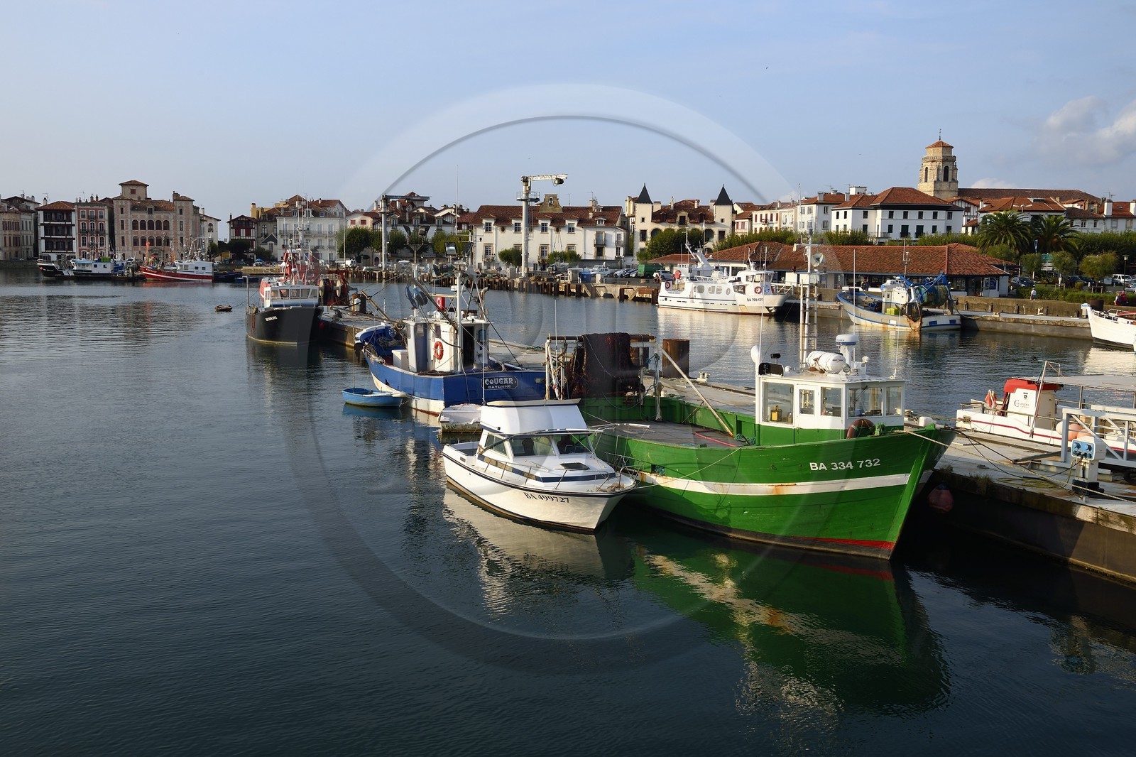 France, Pyrénées-Atlantiques (64), Pays-Basque, Saint-Jean-de-Luz, le port de pêche et la Maison de l'Infante à gauche en arrière plan