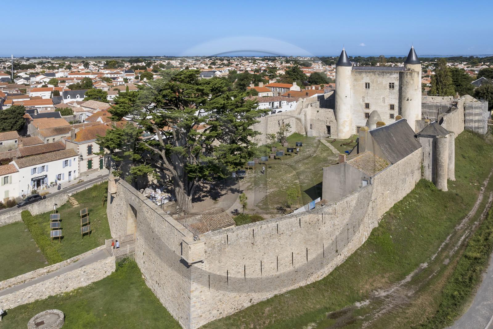 France, Vendée (85), Ile de Noirmoutier, Noirmoutier-en-l'Ile, le chateau médiéval (vue aérienne)