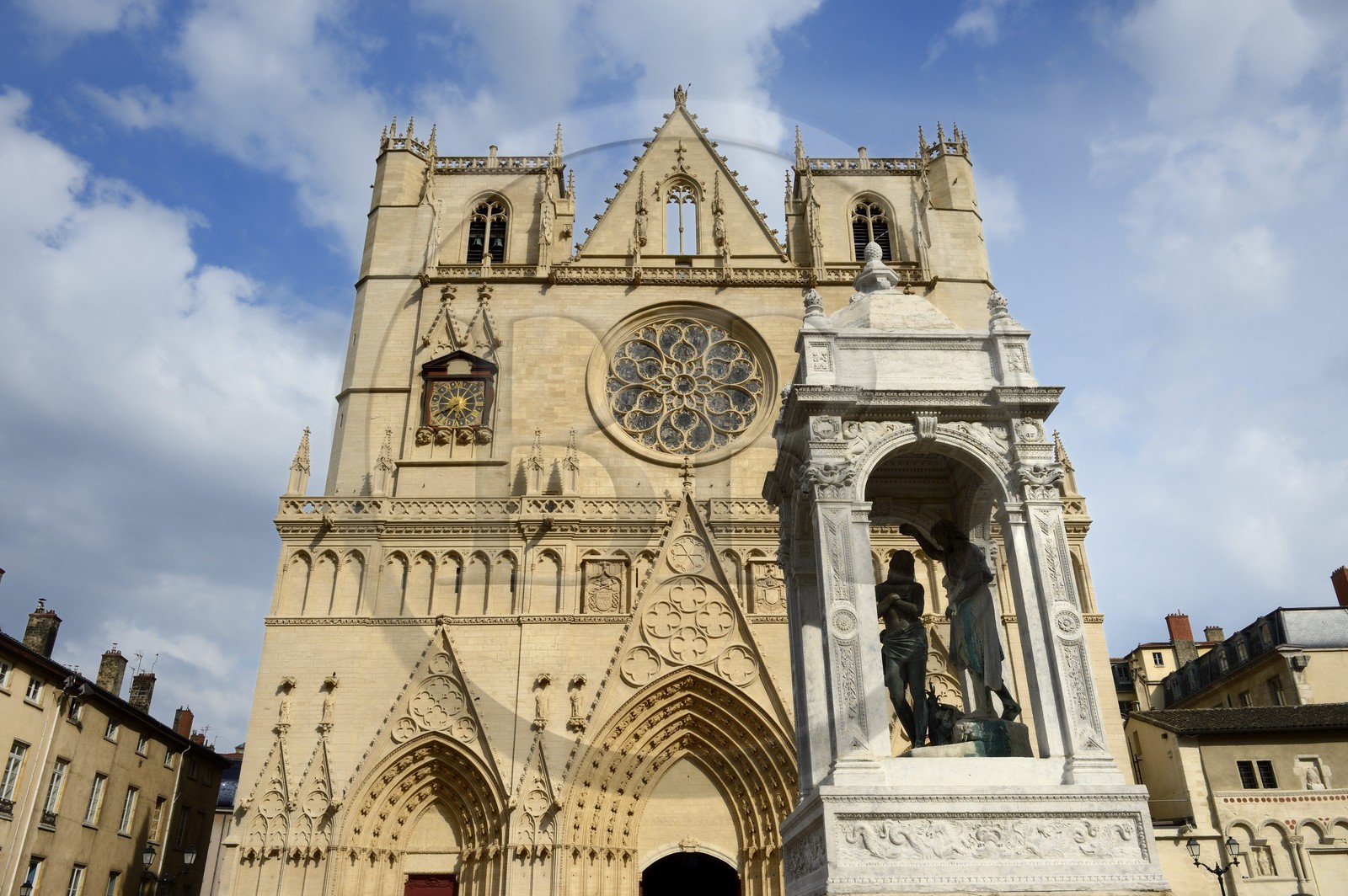 France, Rhône (69), Lyon, site historique classé Patrimoine Mondial de l'UNESCO, Vieux Lyon, la cathédrale (primatiale) Saint Jean et la fontaine sur la place Saint Jean abritant la scène du baptème du Christ