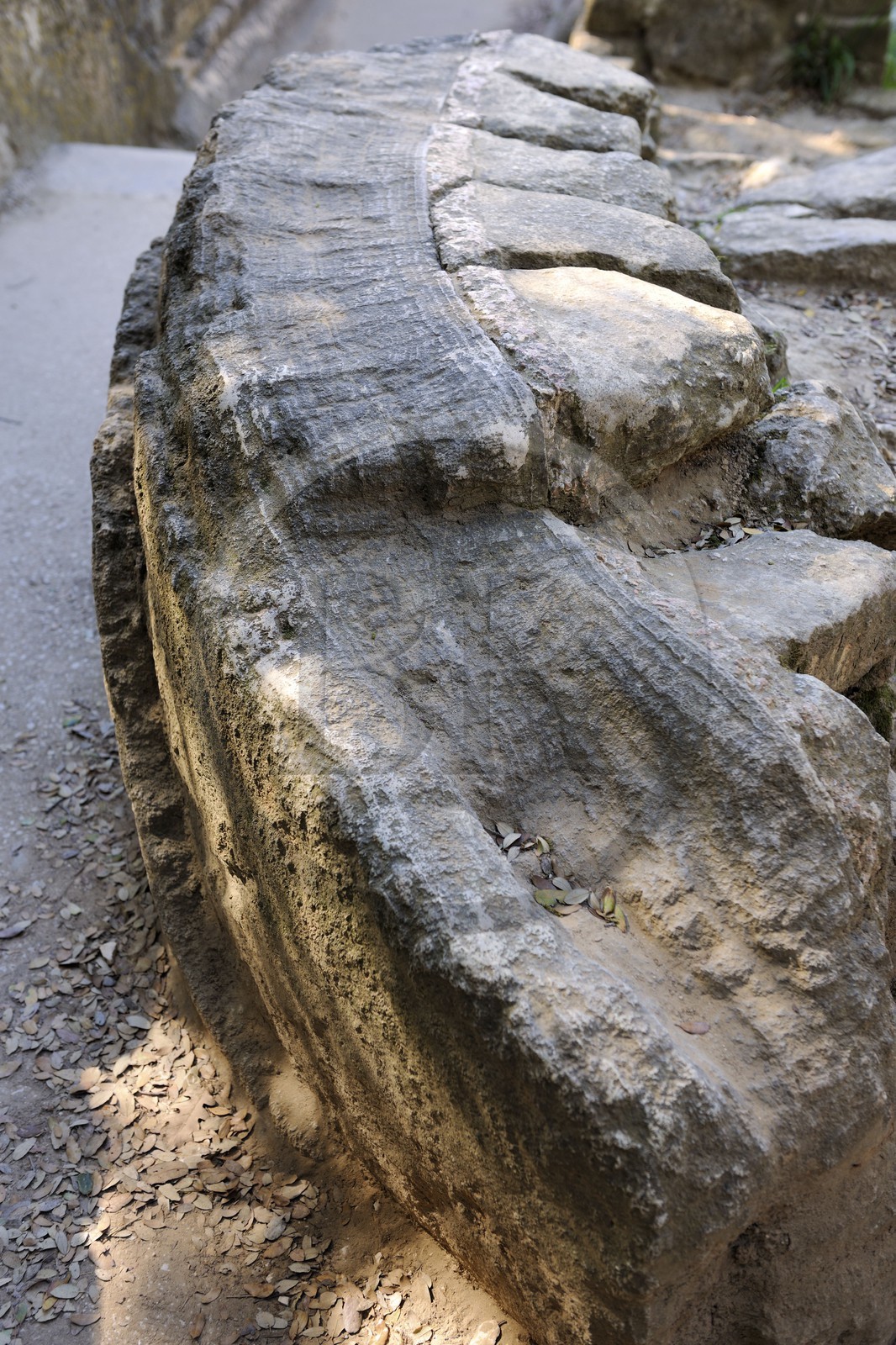 France, Gard (30), le Pont du Gard, dépot calcaires du à des siècles d'écoulement d'eau à la sortie de l'aqueduc romain