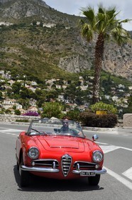 France, Alpes-Maritimes (06), Eze-sur-Mer, Alfa Romeo Giulietta décapotable de collection sur la route de la Basse Corniche à la hauteur du Cap Roux