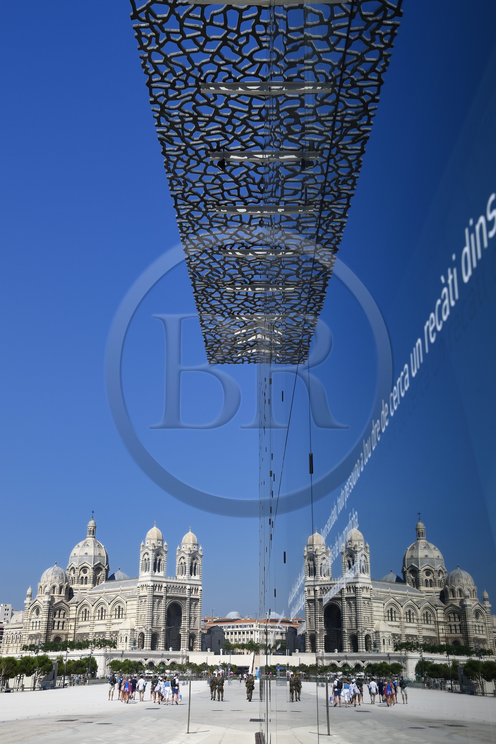 France, Bouches-du-Rhône (13), Marseille, MuCEM (Musée des civilisations de l'Europe et de la Méditerranée) par les architectes Rudy Ricciotti et R. Carta, Cathédrale La Major (XIXe siècle) en arrière plan