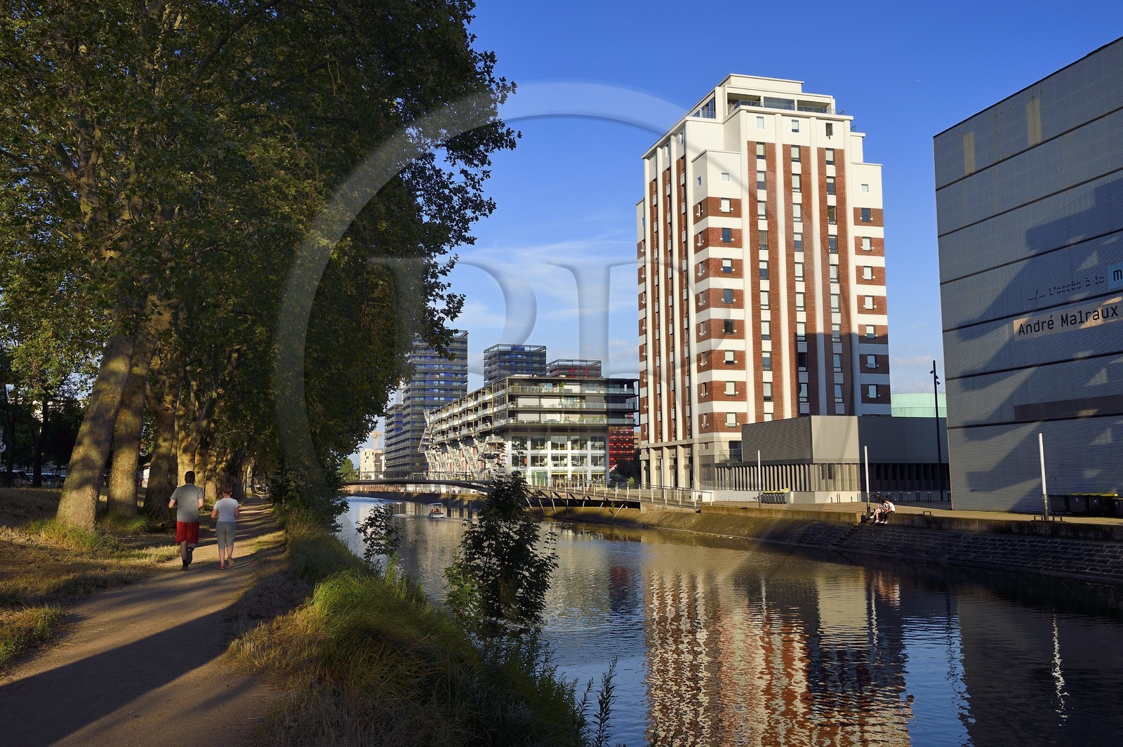 France, Bas-Rhin (67), Strasbourg, amenagement du port du Rhin et reconversion du mole du Bassin d'Austerlitz, presqu'ile Malraux, ancien entrepot du Mole Seegmuller transformé en commerce et appartements d'habitation, en bordure du bassin d'Austerlitz