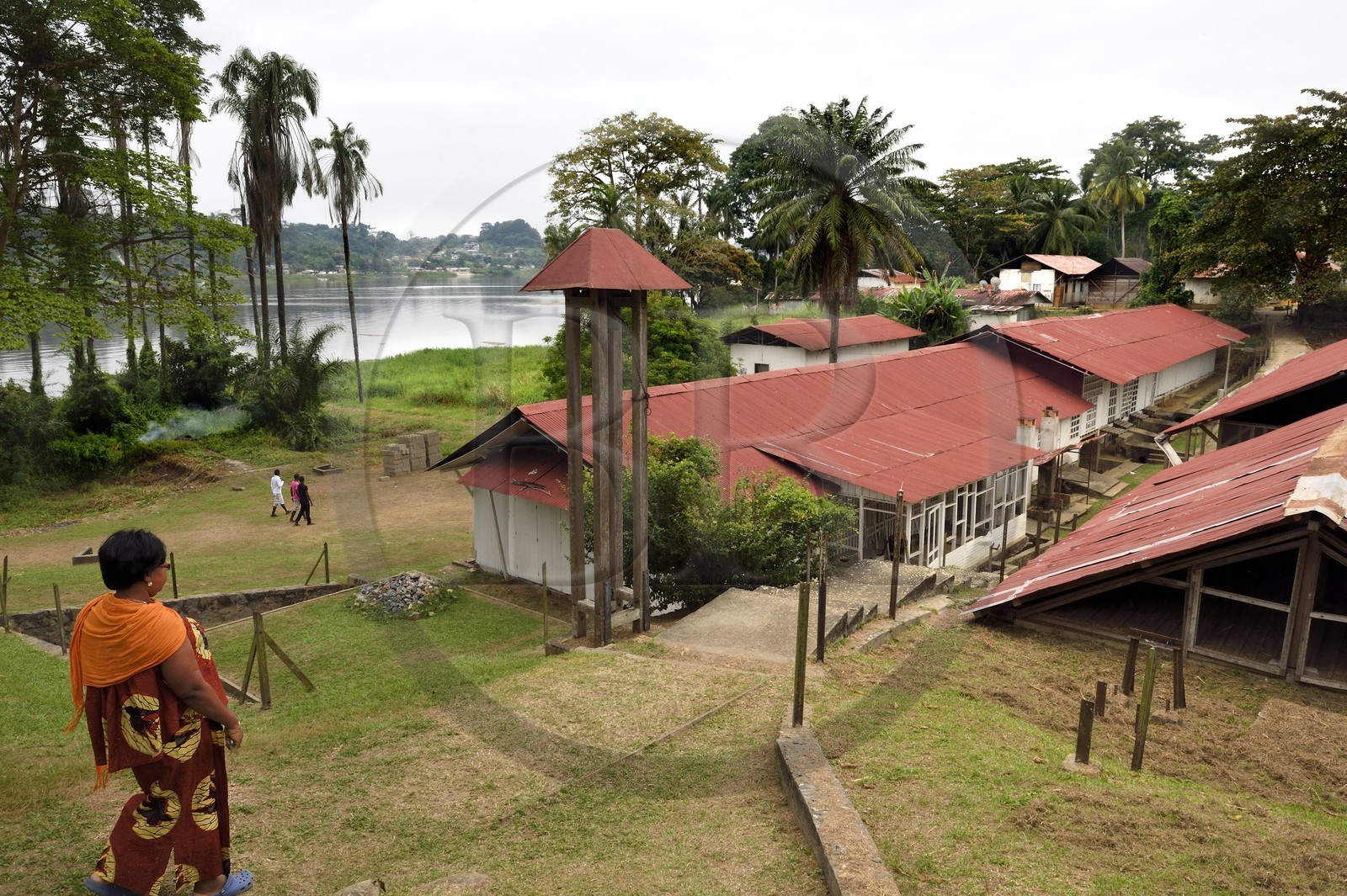 Gabon, Province du Moyen-Ogooué, Lambaréné, l'ancien Hopital Albert Schweitzer et le fleuve Ogooué, une rue de l'hopital entre la Grande Pharmacie (policlinique) et la case Bouka (case des nouveaux opérés)