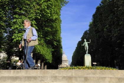 France, Paris (75), l' Acteur Grec par Charles-Arthur Bourgeois au Jardin du Luxembourg avec le Panthéon en arrière-plan