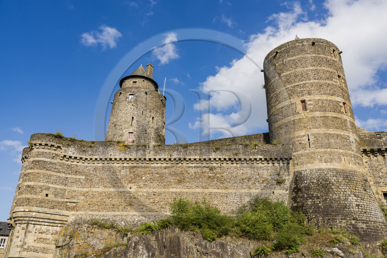 France, Ille-et-Vilaine (35), Fougères, château-fort du XIIe siècle, la Poterne ou tour d'Amboise surmontée de la tour des Gobelins, la tour Mélusine à droite